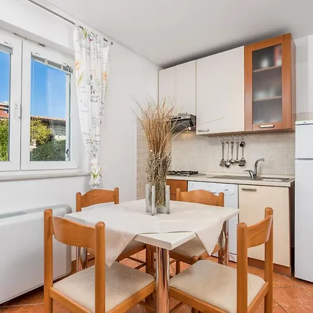 Apartment Dvorine *
