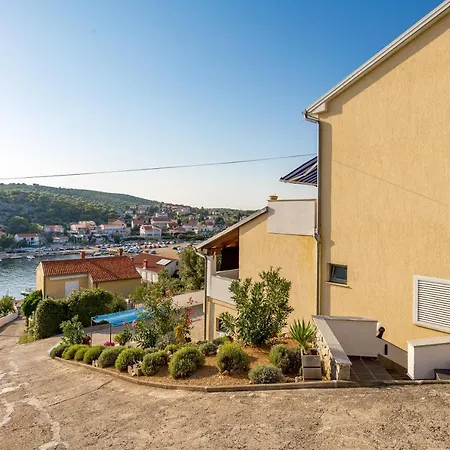 Dvorine * Tisno