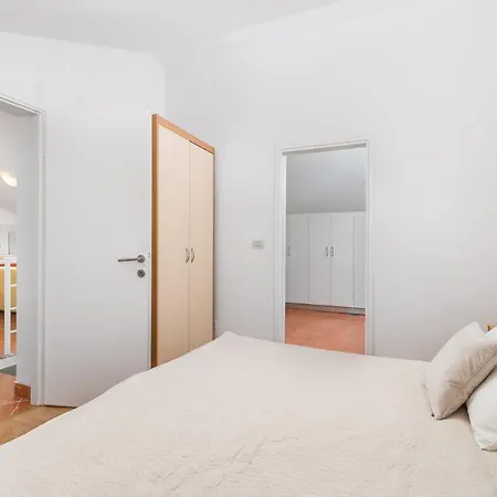 Dvorine Appartement Tisno