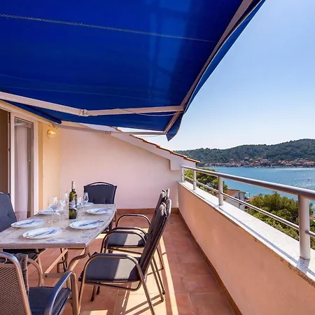 Dvorine Appartement Tisno