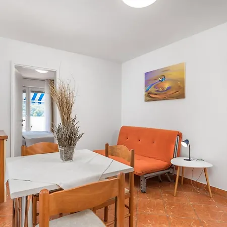 Dvorine Apartment *