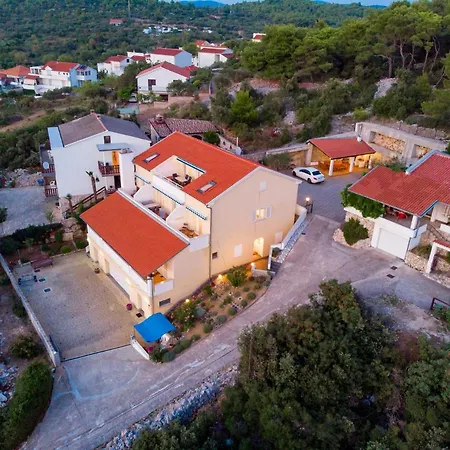Dvorine Apartment *