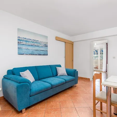 Dvorine Appartement Tisno