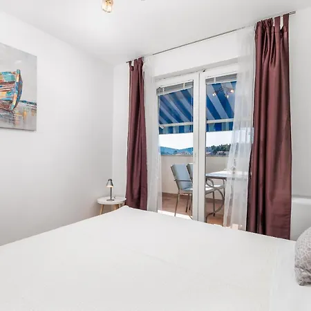 Dvorine Appartement Tisno